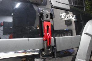 mahindra-thar-proman-folding-door-step-2