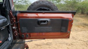 mahindra-thar-tail-gate-shocker-2