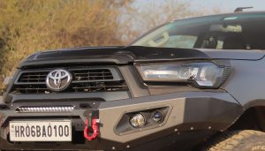 toyota-hilux-bonnet-visor-1